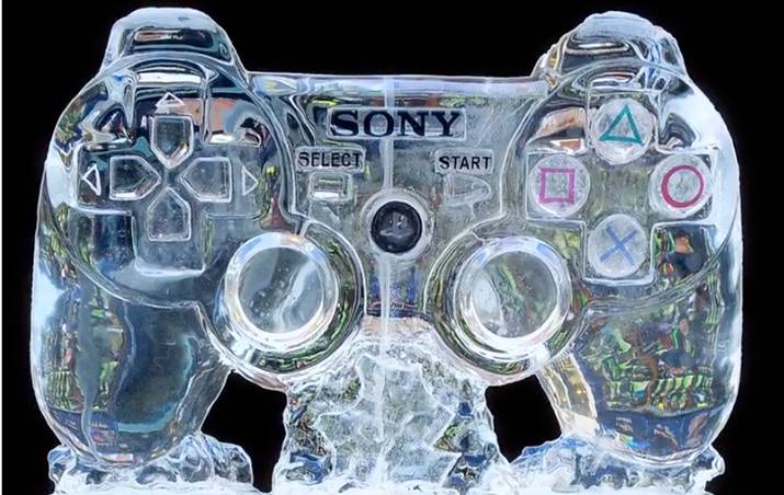 Sculpture en glace d’une manette Sony Playstation Dualshock