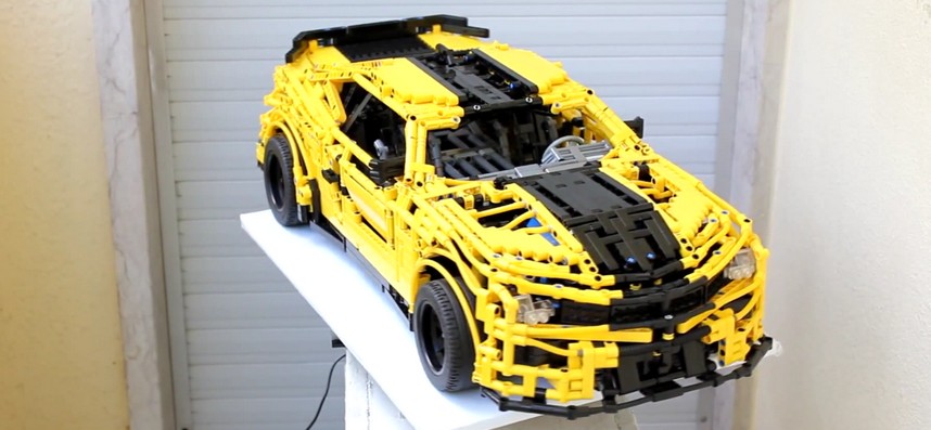 Une Chevrolet Camaro en LEGO Technic pilotée via un Smartphone