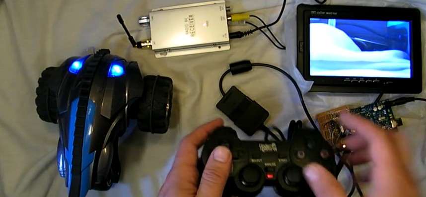 Voiture radiocommandée FPV dirigée via une manette ou volant Playstation 2