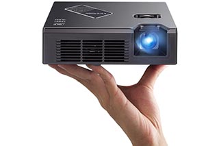 projecteur portable Viewsonic PLED W800 dans une main