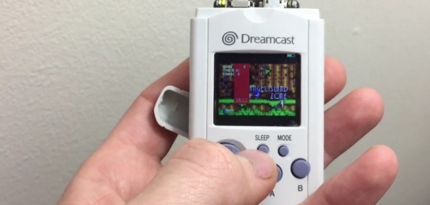 Il crée une console portable à partir d’un VMU Dreamcast