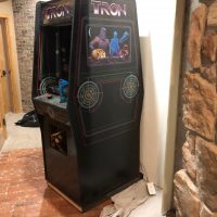 man cave flynn's arcade 2.0 - porte dérobée