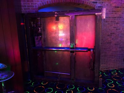 man cave flynn's arcade 2.0 - porte dérobée