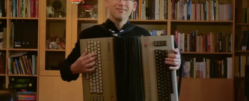 Il invente le Commodordion, un accordéon 8-Bit.